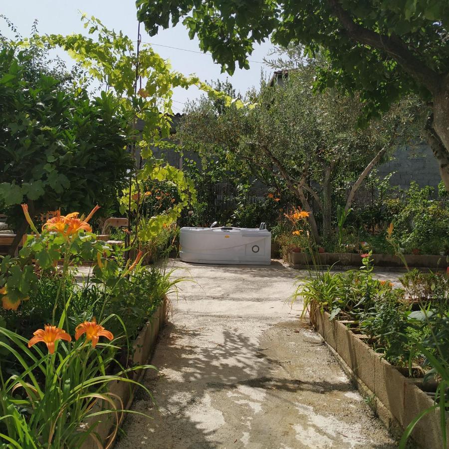 Spacious House With A Big Garden And Fire Pit Villa Tirana Exterior photo